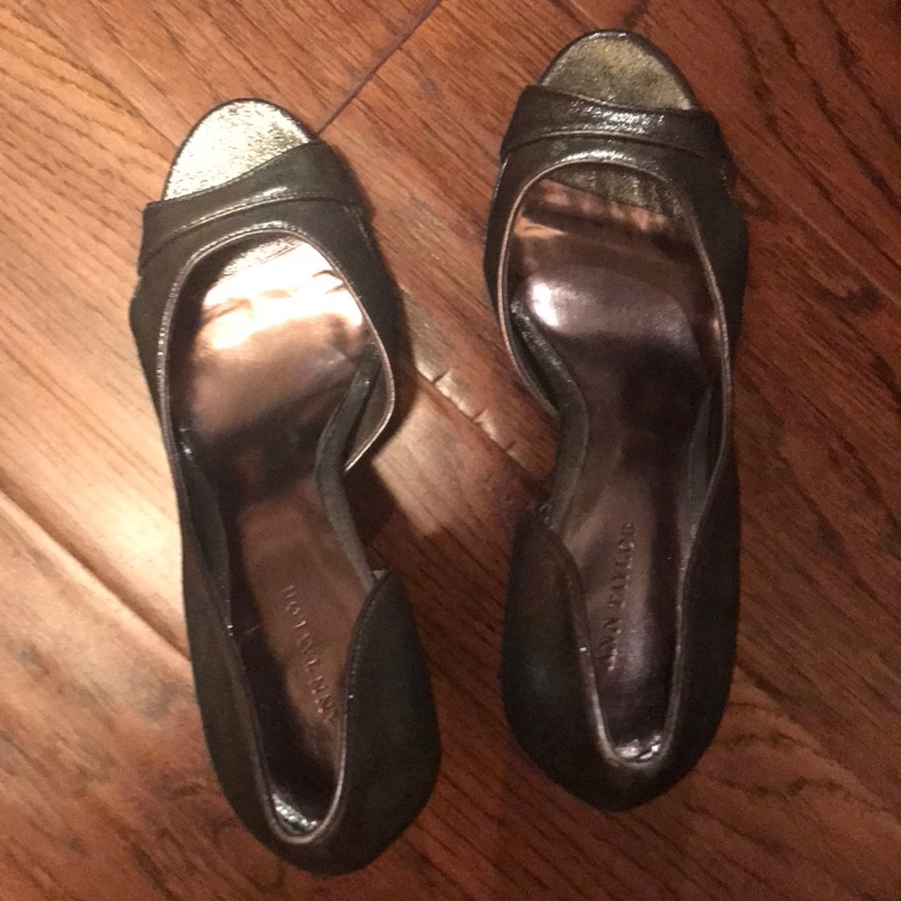 Metallic silver open toe pumps